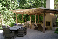 A charming patio by Nyce gardens
